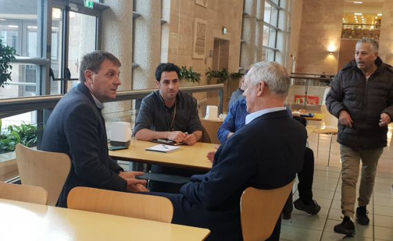 אז איפה בני גנץ היה במקום במליאה?