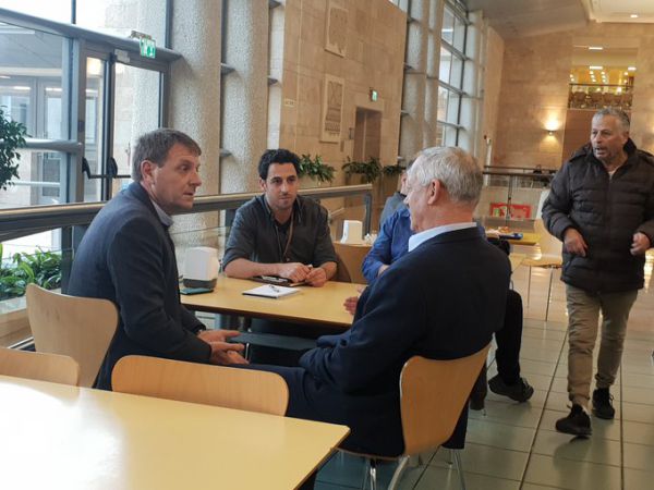 אז איפה בני גנץ היה במקום במליאה?