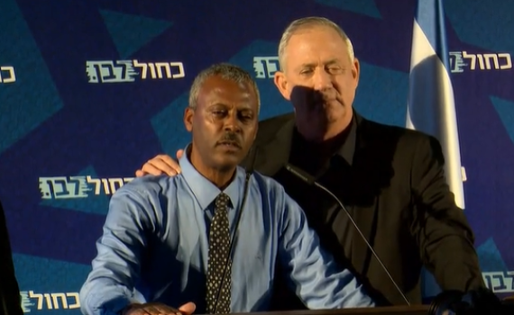 צפו: מפגין התפרץ לנאום של גנץ – והועלה לבמה