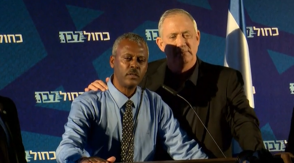 צפו: מפגין התפרץ לנאום של גנץ – והועלה לבמה