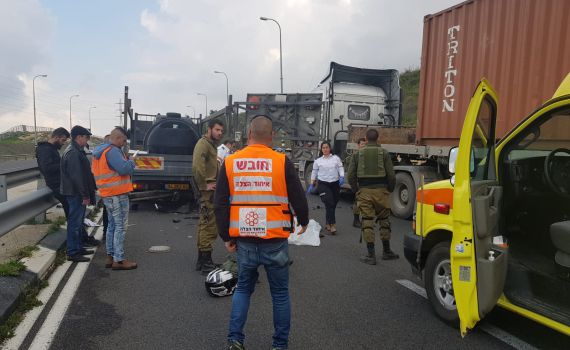 רוכב אופנוע נהרג בתאונה עם משאית בכביש 443