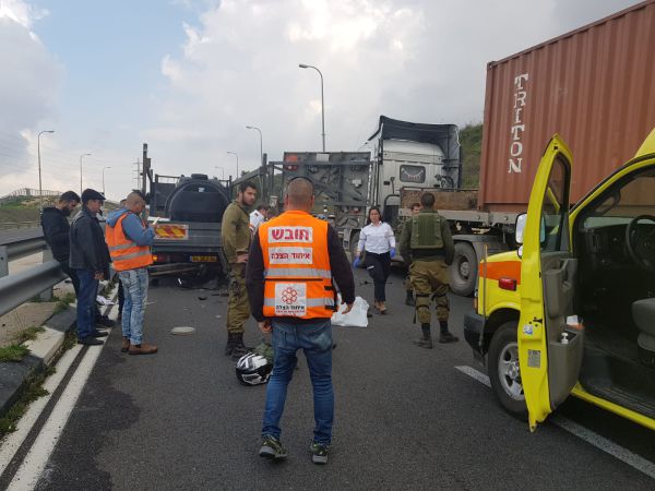 רוכב אופנוע נהרג בתאונה עם משאית בכביש 443