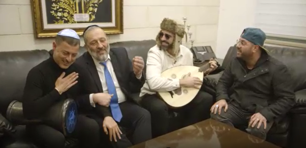 צפו: כוכבי שנות ה-80 ואריה דרעי בביצוע הומוריסטי