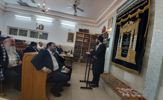 אצבע בעין לעוצמה: כנס בחירות של ש"ס בכפר חב"ד