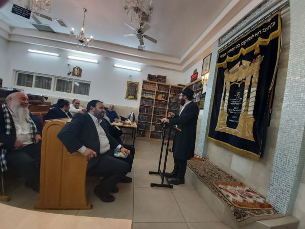 אצבע בעין לעוצמה: כנס בחירות של ש"ס בכפר חב"ד