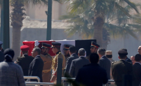"גיבור מלחמה": מובארק הובא למנוחות בקהיר