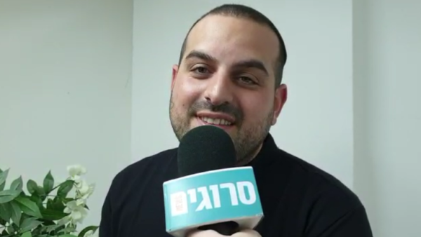 תפסנו את עקיבא רגע לפני הופעה עם אברהם פריד