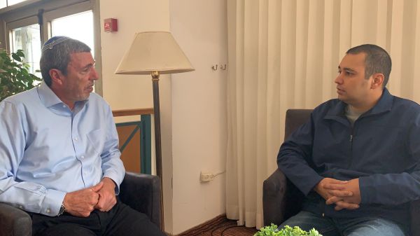 "מחזק את ידיך" שר החינוך נפגש עם המורה שהותקף