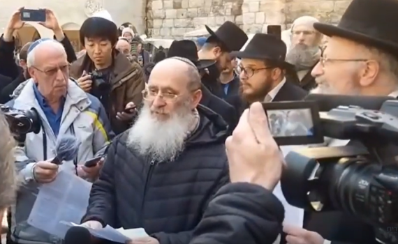 צפו: הרב שרקי מתפלל בכותל למען חולי הקורונה