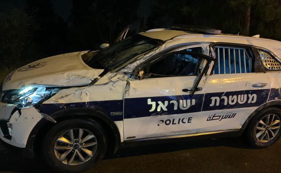 שיכור סטה מהנתיב והתנגש בניידת, 2 השוטרים נפצעו