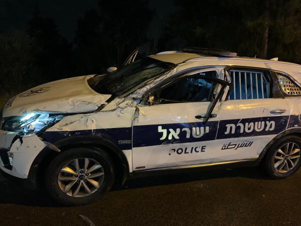 שיכור סטה מהנתיב והתנגש בניידת, 2 השוטרים נפצעו