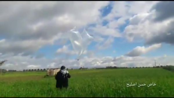 תיעוד: כך מכינים ומשגרים בלוני נפץ מעזה לישראל.צפו