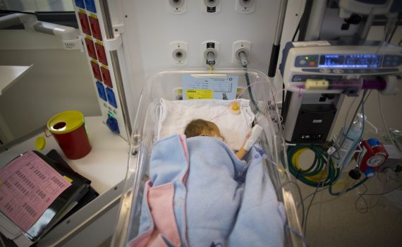 בן שנה וחצי לא התעורר משנתו בשבת, מצבו אנוש