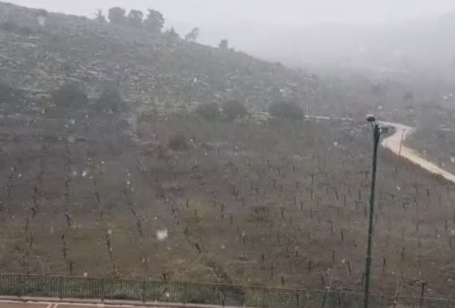 שלג יורד בהר חברון; מוסדות החינוך טרם נפתחו. צפו