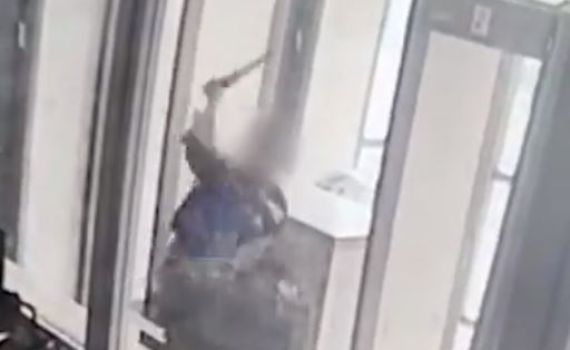 מתנפל, שולף ודוקר: תיעוד פיגוע הדקירה בחברון. צפו