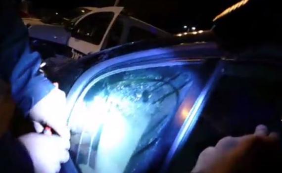 תיעוד: שוטרים מחלצים תינוק שננעל ברכב