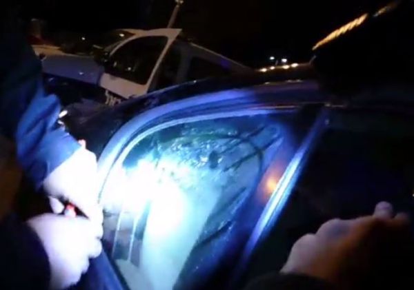 תיעוד: שוטרים מחלצים תינוק שננעל ברכב