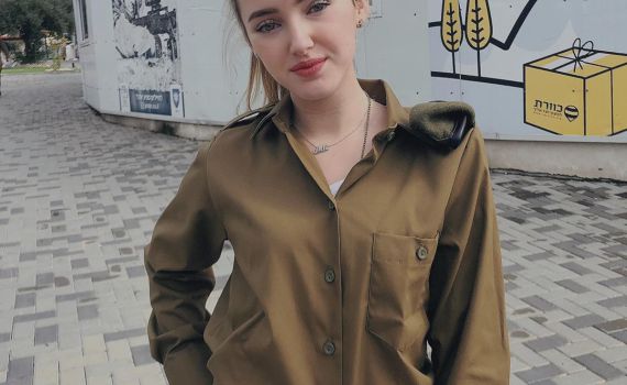 אחרי נועה קירל: גם עדי ביטי התגייסה לצה"ל