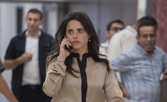 חוג בית בווצאפ? כך שקד מנהלת קמפיין דרך הנייד