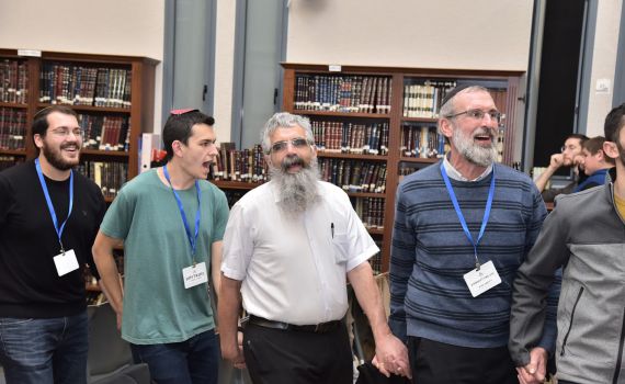 "חיבור נפלא" | הישיבה של הרב שרלו עם תושבי ת"א