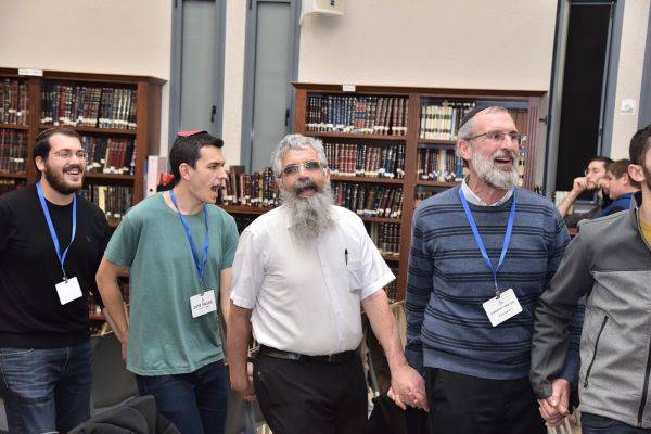 "חיבור נפלא" | הישיבה של הרב שרלו עם תושבי ת"א