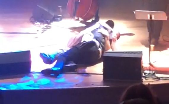 צפו: מעריץ עלה לבמה והפיל את שולי רנד