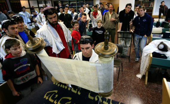 בין תורת הבית לתורת המחנך: המלכוד של התלמיד המסורתי