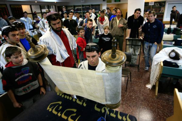 בין תורת הבית לתורת המחנך: המלכוד של התלמיד המסורתי