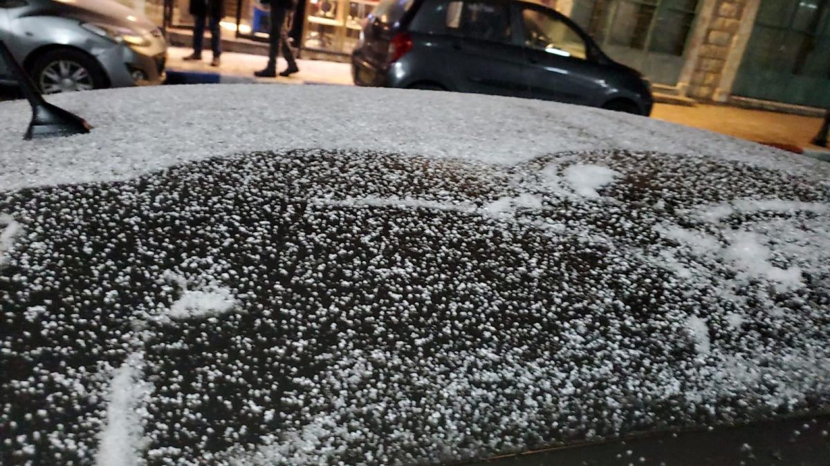 לקראת לילה קפוא: שלג החל לרדת בעיר צפת. צפו