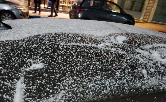 לקראת לילה קפוא: שלג החל לרדת בעיר צפת. צפו