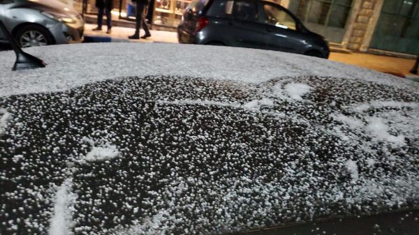 לקראת לילה קפוא: שלג החל לרדת בעיר צפת. צפו