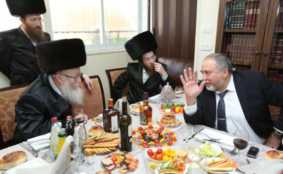 תחקיר 'הארץ':לשכת ליברמן דאגה לפטור מגיוס לחרדים