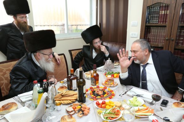 תחקיר 'הארץ':לשכת ליברמן דאגה לפטור מגיוס לחרדים