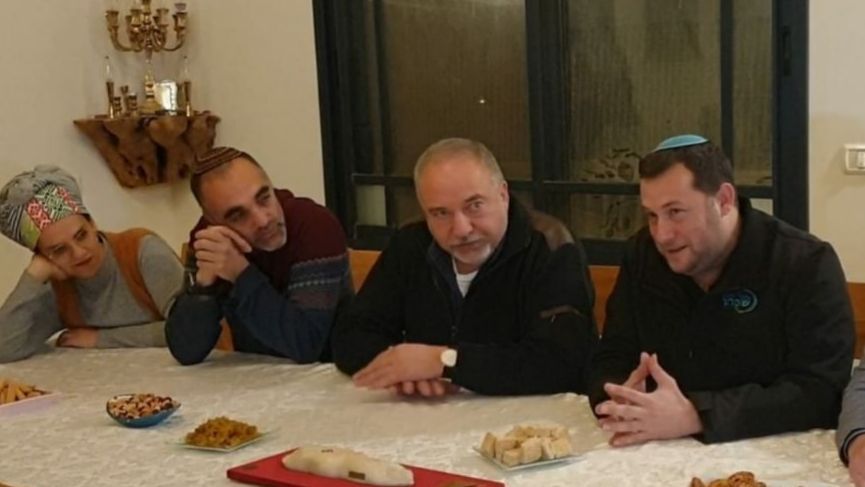 ליברמן ליוסי דגן: "יש לך את שמונה האצבעות שלנו"