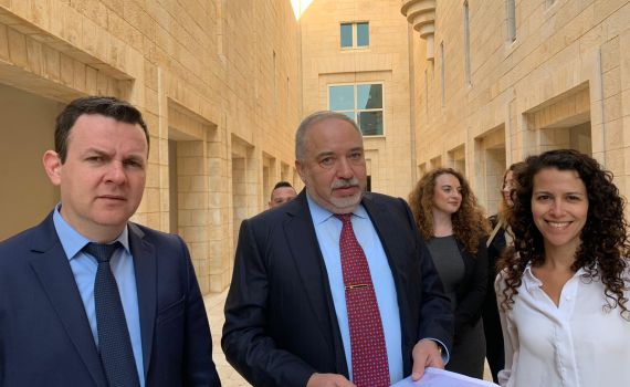 ליברמן הגיש עתירה לבג"צ נגד הרב הראשי לישראל