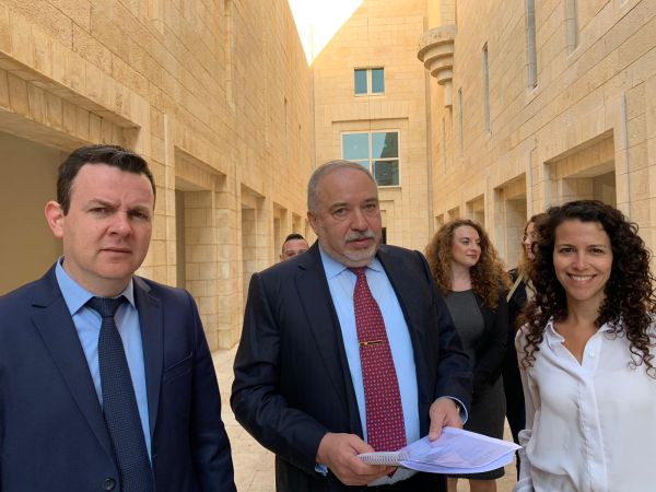 ליברמן הגיש עתירה לבג"צ נגד הרב הראשי לישראל