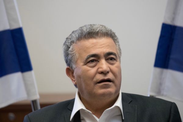 עמיר פרץ: ניכנס לממשלה בתנאי שימונה שר ערבי