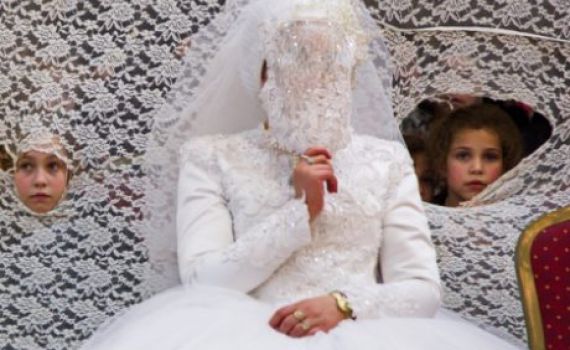 החתן והכלה נרדמו; הרבנים התירו להם לנסוע בשבת