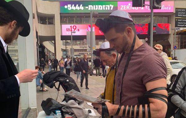 "בחיים לא הנחתי תפילין, דווקא עכשיו כן"