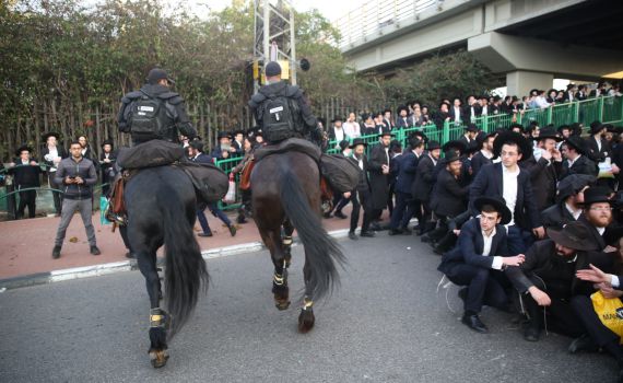 כמחאה נגד גיוס חרדים: מפגינים חסמו את כביש 4