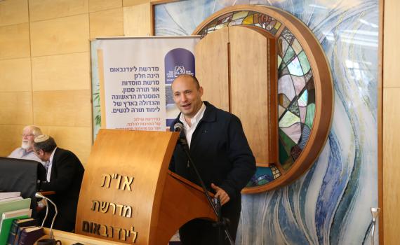 בנט: השמאל שולח תחקירנים לחפש את הרבנים