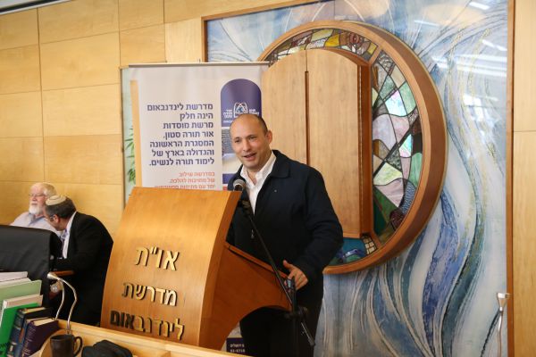 בנט: השמאל שולח תחקירנים לחפש את הרבנים