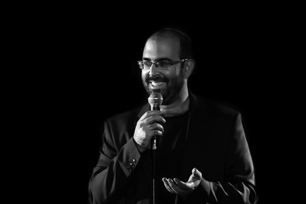 צפו: אמיר מויאל במחרוזת של משחקי מילים