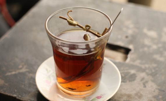 בעקבי תורתו של הבן איש חי: ספר שהוא כוס תה