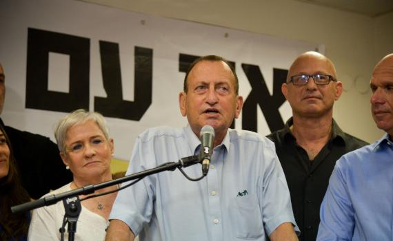 עיריית ת"א אוסרת הצבת דוכני תפילין ליד בתי ספר