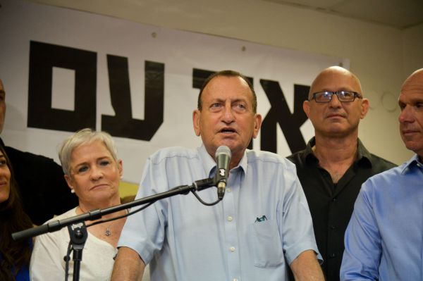 עיריית ת"א אוסרת הצבת דוכני תפילין ליד בתי ספר