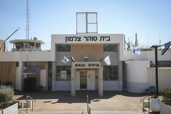 בעקבות סרוגים: שב"ס יתקן מכרז שהפלה עסקים ביו"ש