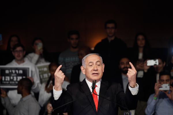 הליכוד לגנץ: "תבהיר לחברך אולמרט לא להיפגש עם אבו מאזן"