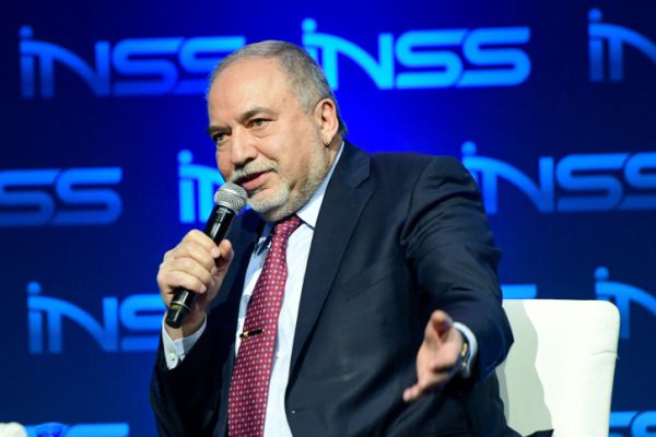 בניגוד לעבר ליברמן לא שולל ישיבה עם מרצ