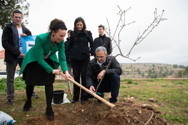כך הולכים המועמדים: לפני הבחירות, יוצאים לנטיעות